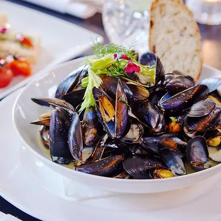 Отель The Royal Marine Guest *